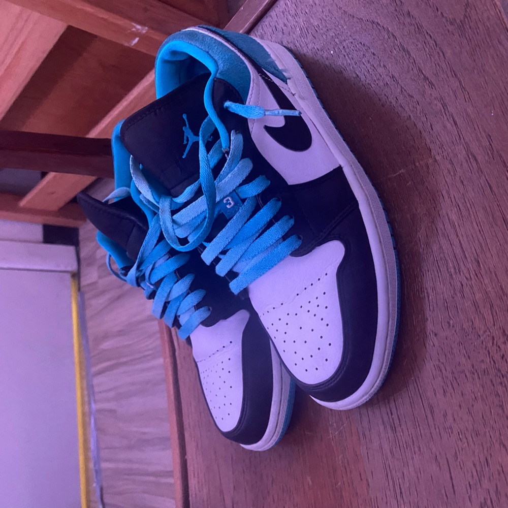 I’m selling because it’s small for my feet